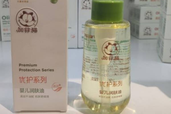 婴儿抚触油可让宝宝的皮肤保持水嫩