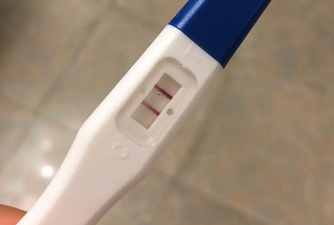 试管移植囊胚3天后用验孕棒立马就测出来了阳性正常吗？