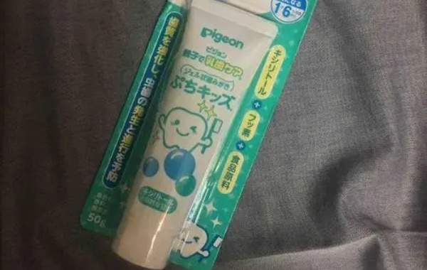 可吞咽牙膏的成分与普通牙膏不同