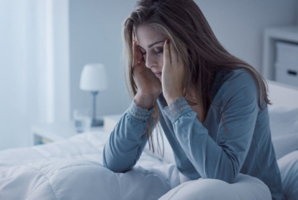 绝经后的女性会潮热和失眠