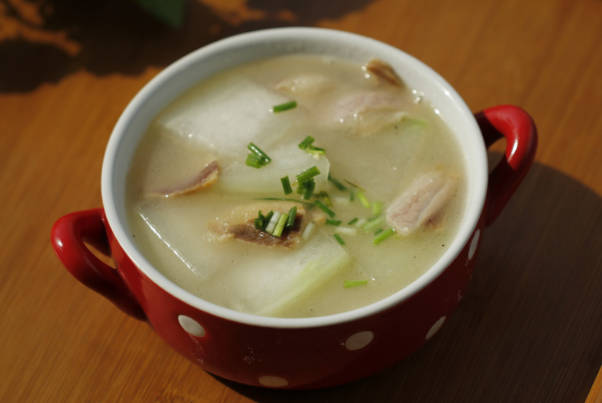 将除冬瓜外所有食材全放进砂锅