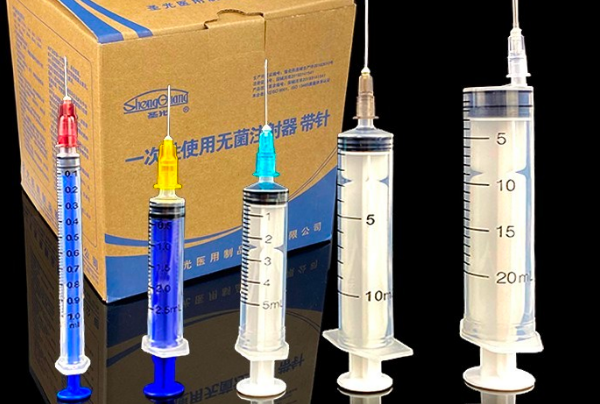 准备好消毒用品和棉签