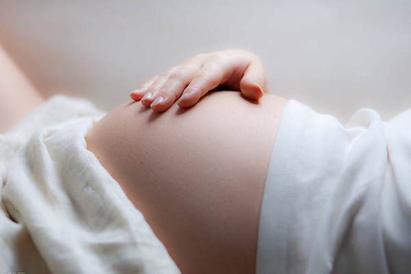 生孩子是否去大医院视情况而定