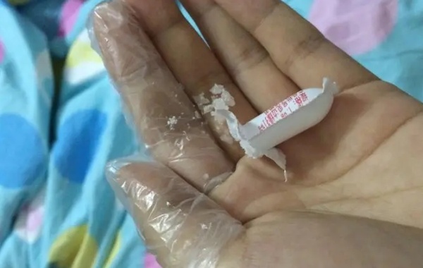 塞入深度大约为一个食指的长度