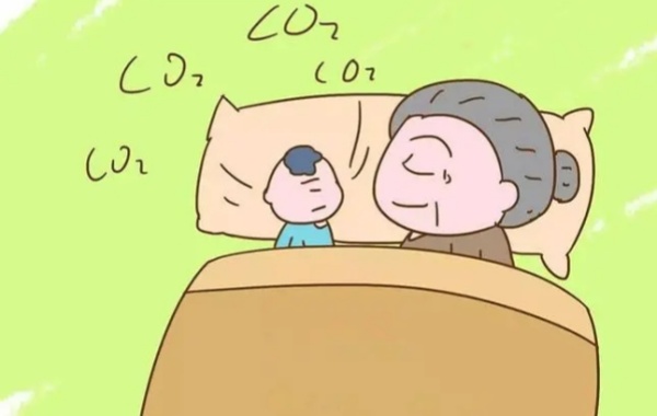 过来人说千万不要让小孩和奶奶睡，安全性会降低