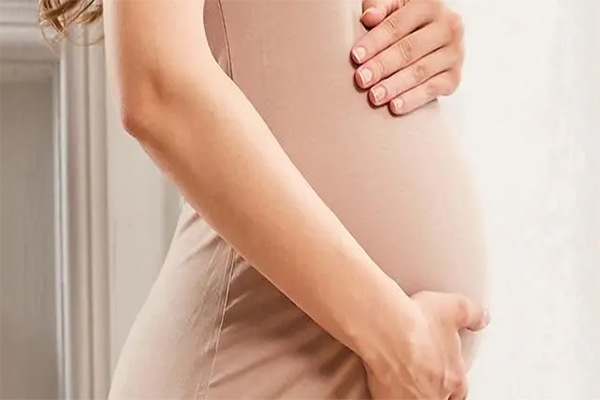 女人怀孕3个月就显怀了肯定是儿子吗?