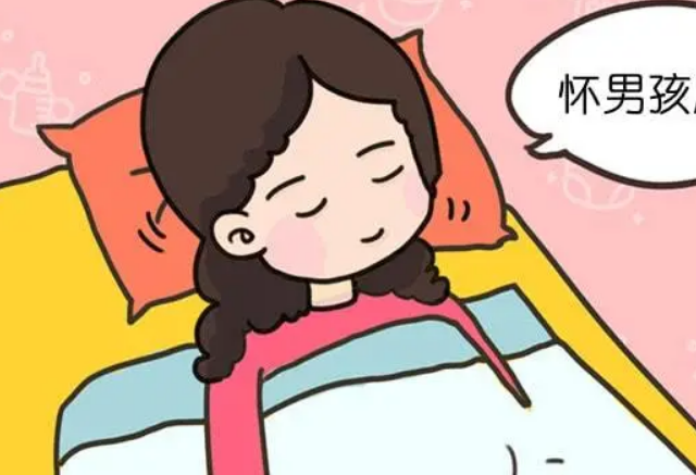 怀男孩的肚子形状更加突出
