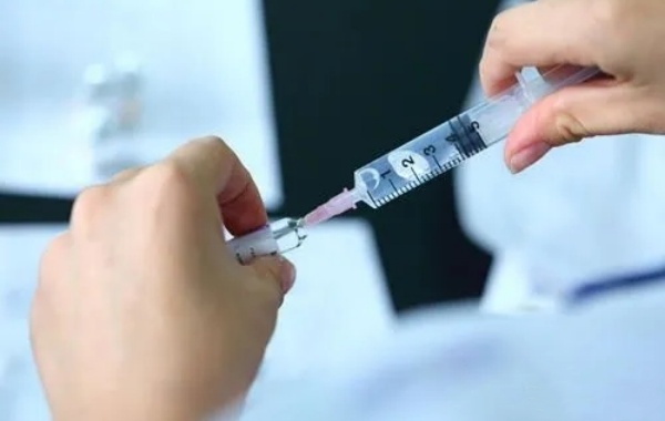 29岁女性打试管促排针第三天发烧正常吗？