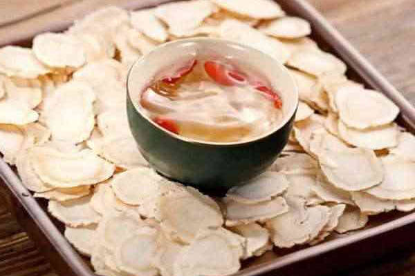 产妇还可以选择白术泡水进行食疗