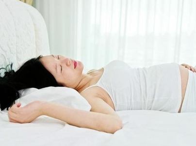 孕晚期大半夜宫缩规律三分钟一次要不要立马去医院待产?
