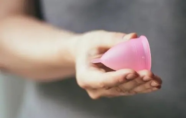 月经杯的外形就像一个圆柱形的漏斗