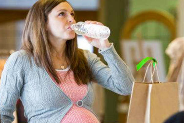孕妇叶酸偏高可减少叶酸摄入量并多喝水