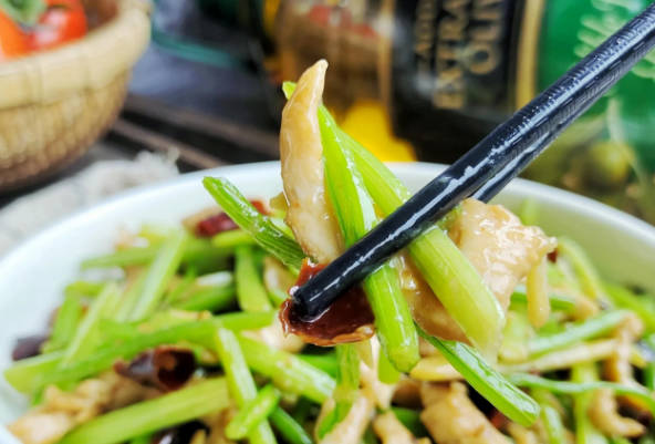 移植后吃芹菜鸡丝可促进胚胎发育