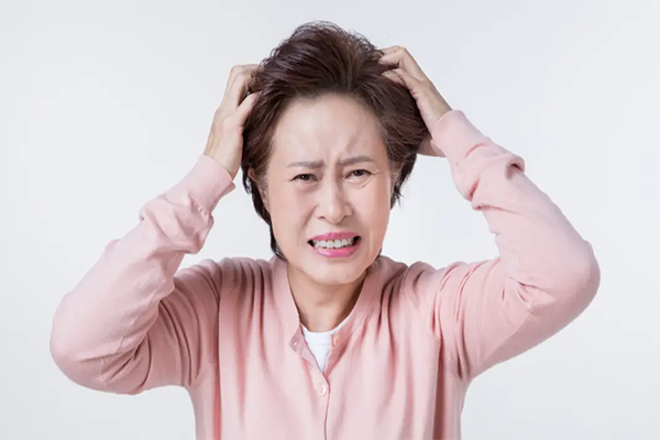 围绝经期综合征常见于中年女性