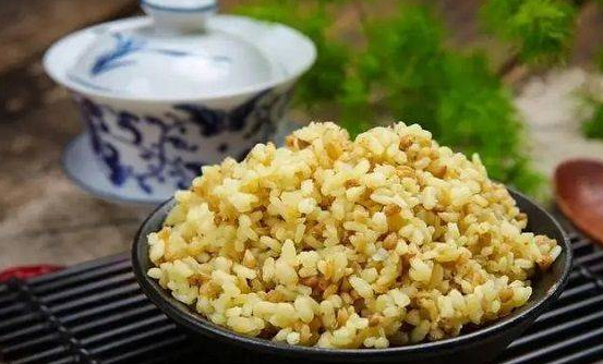 小米饭的含糖量较高