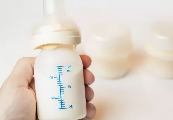 刚满15天的婴儿不给吃完150ml奶粉就哭闹不止正常吗？